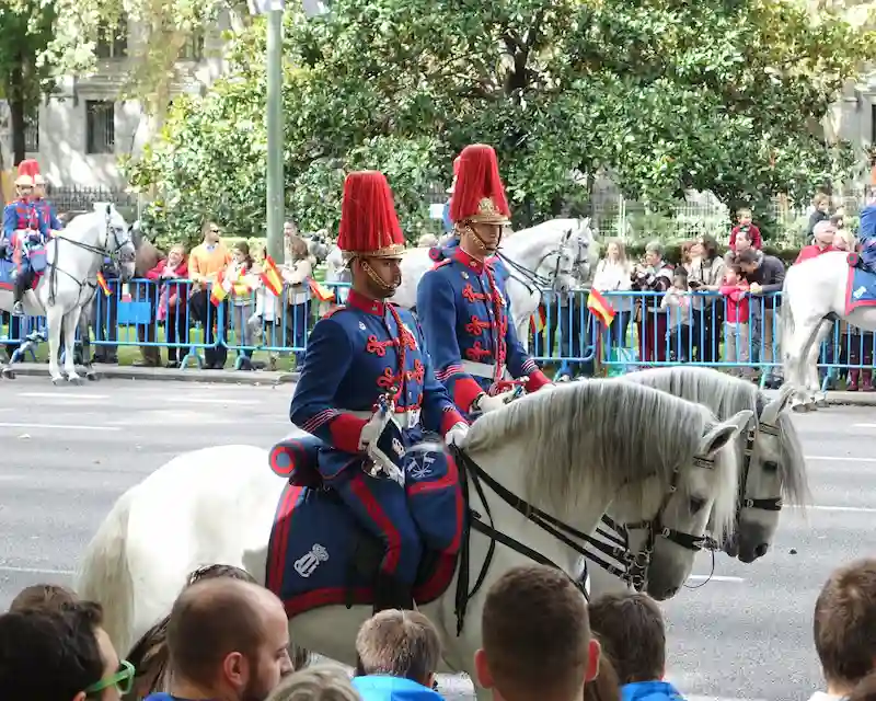 Parata della Guardia Reale a cavallo con uniformi tradizionali durante il Día de la Hispanidad, festa nazionale spagnola