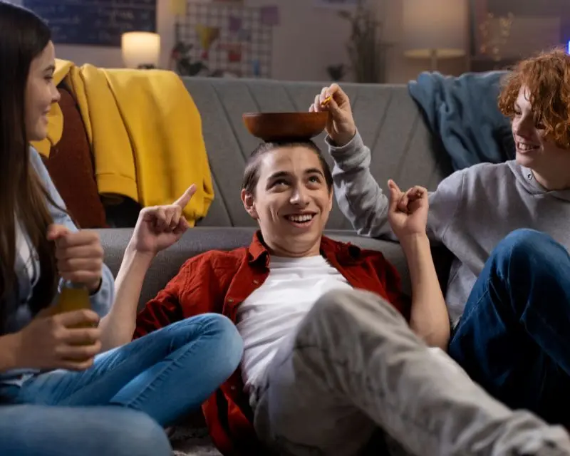 Tre studenti delle scuole medie decidono di vedersi per guardare un cartone animato in tedesco per imparare la llingua