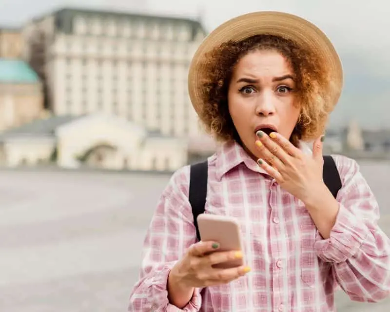 giovane ragazza che sperimenta lo shock culturale all'estero