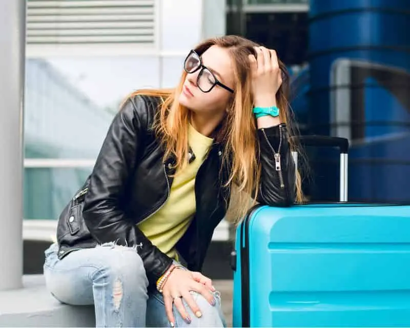 giovane ragazza appena arriva in un Paese straniero inizia a provare lo shock culturale