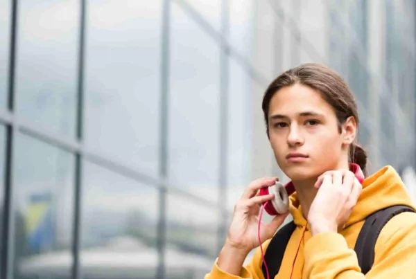 giovane ragazzo che arriva in un Paese straniero e prova il culture shick