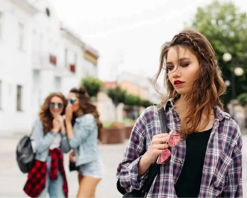 senso di isolamento tra adolescenti che vivono lo shock culturale all'estero