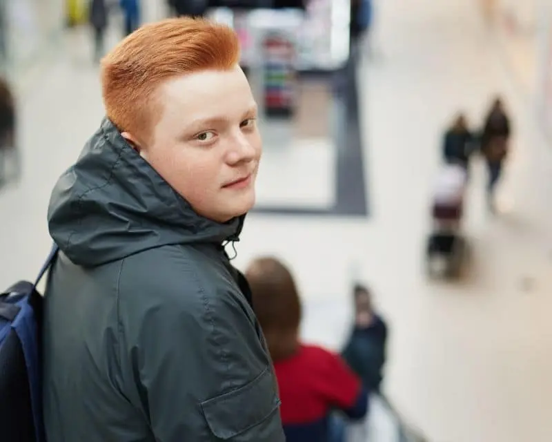 giovane adolescente appena arrivato all'estero per studiare che viene preso da shock culturale