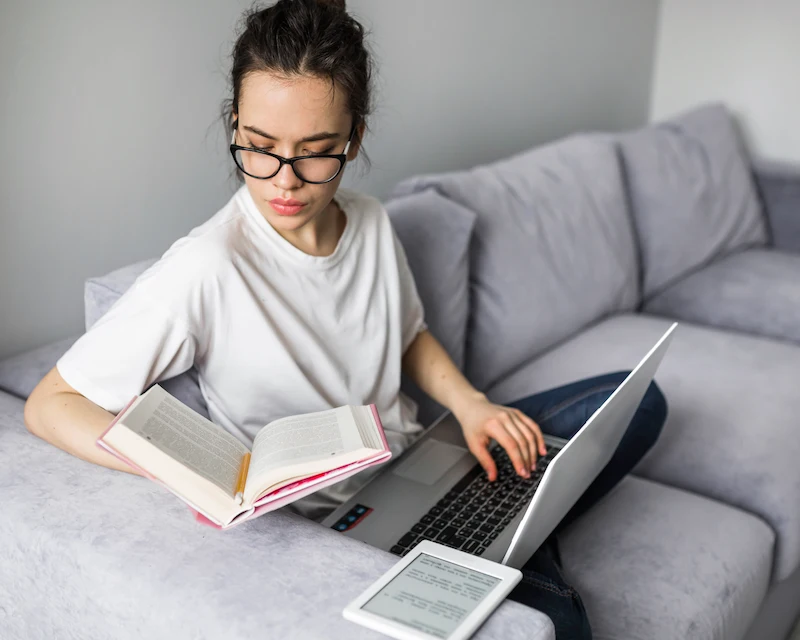 Serie tv francesi integrate nello studio quotidiano con laptop e libri per imparare