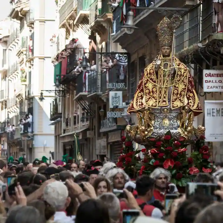Festa sacra spagnola: Processione della Semana Santa in Spagna con statua religiosa dorata