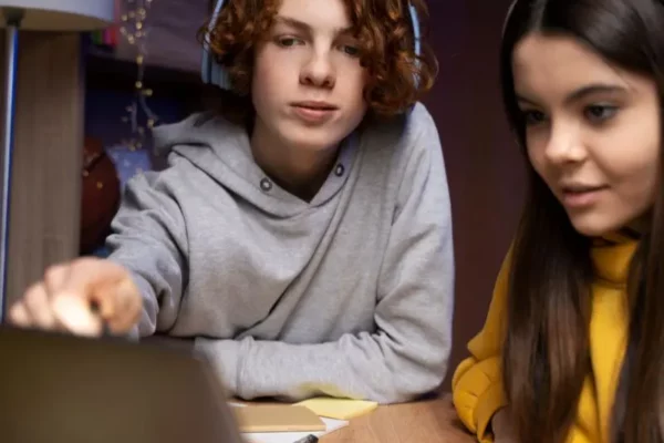 Serie TV tedesche Due amici delle scuole medie si mettono le cuffie e scelgono un serie TV tedesca da guardare