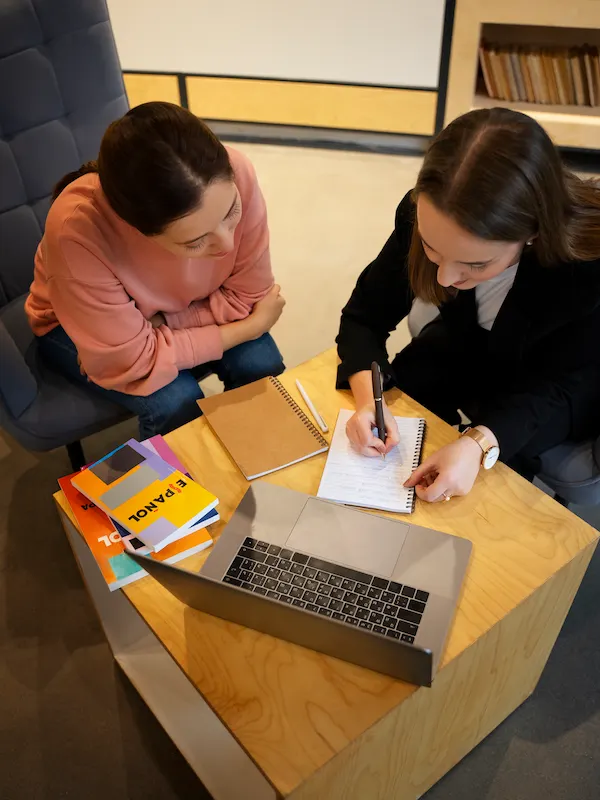 Tutor e studentessa impegnate a correggere traduzione in spagnolo