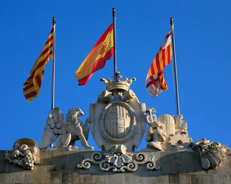 Bandiere di Catalogna, Spagna e Barcellona insieme, simbolo convivenza identità e lingue in Spagna