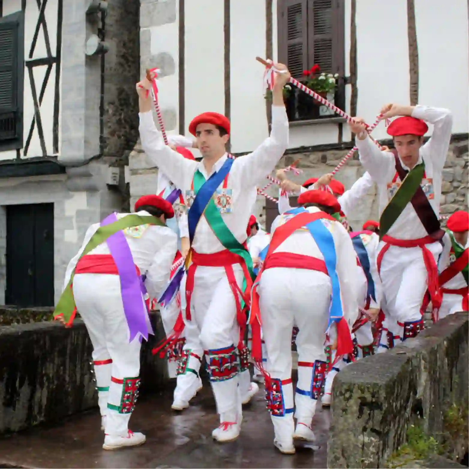 Danza tradizionale basca con costumi tipici e txapela rossa, cultura dei Paesi Baschi