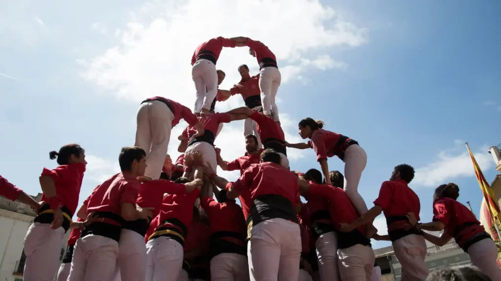 Fra le tradizioni spagnole legate alle feste ci sono I castellers. le torri umane.