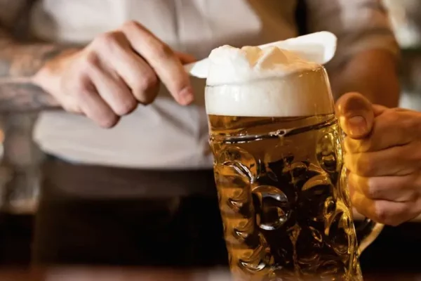 migliori birre simbolo germania Cameriere serve un boccale da un litro di birra Plis, uno dei simboli della Germania