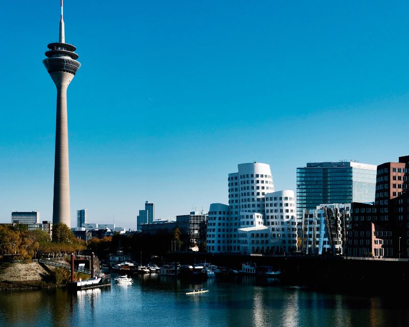 Torre della televisione di Berlino, uno dei monumenti simbolo della Germania, in una giornata di sole con il cielo azzurro e senza nuvole