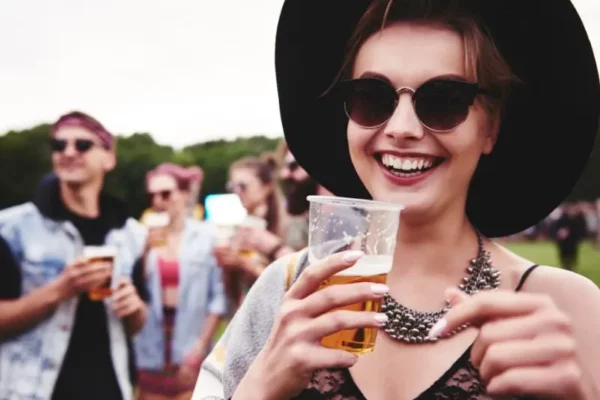 Simboli della Germania oktoberfest Giovane ragazza con occhiali e capelli partecipa all'Oktoberfest bevendo birra Plis, uno dei simboli della Germania