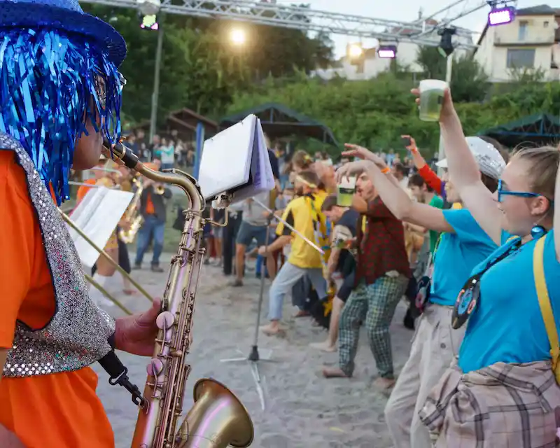 Feste francesi: musicisti si esibiscono all'aperto durante la Festa della Musica del 21 giugno.