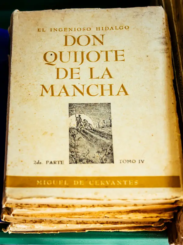 Edizione antica di Don Chisciotte di Cervantes, classico tra i libri per imparare lo spagnolo - copertina consumata su sfondo verde tomo IV