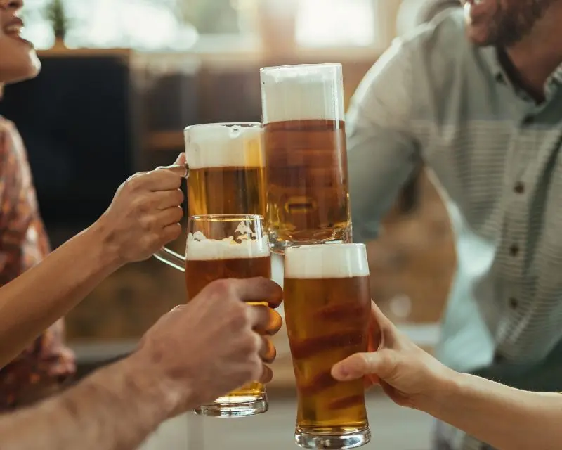 Giovani brindano con dei boccali di birra. Una delle curiosità della Germania è che qui ce ne sono più di 5.000