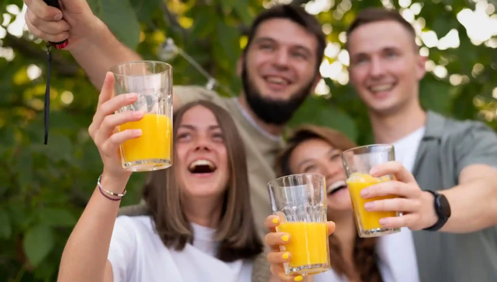 Giovani ragazzi del liceo bevono la fanta: una curiosità sulla Germania ricorda che è stata inventata in questo Paese