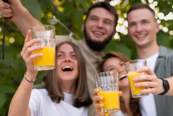 Giovani ragazzi del liceo bevono la fanta: una curiosità sulla Germania ricorda che è stata inventata in questo Paese