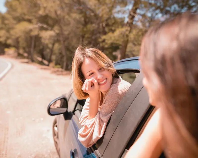 Due ragazze sono in macchina in autostrada in Germania e hanno ancora carburante: hanno letto una curiosità che se non lo avessero rischierebbero una multa.