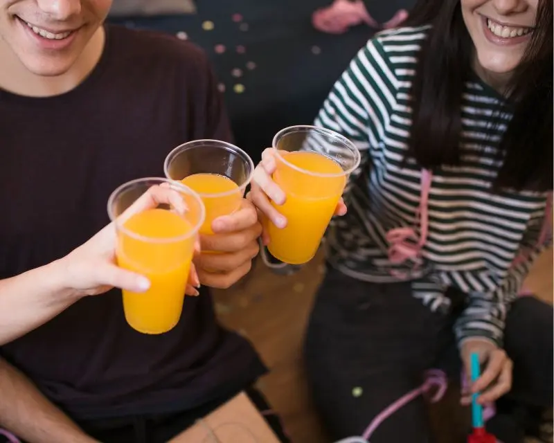 Due amici bevono fanta, e hanno appena scoperto che una delle curiosità sulla Germania è che è stata inventata proprio qui.