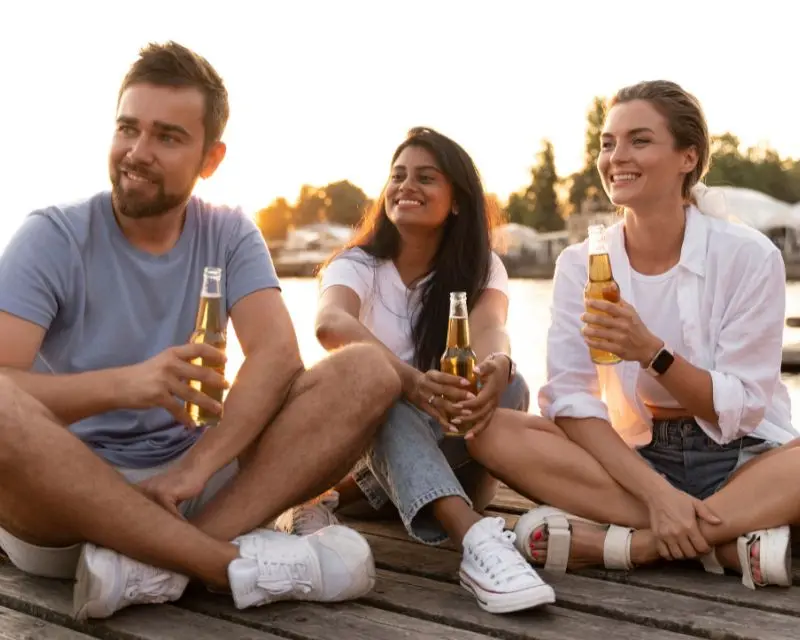 Tre amici brindano con delle birre in bottiglia, che, secondo una curiosità tedesca, devono rispettare un decreto di purezza che risale al 1516.