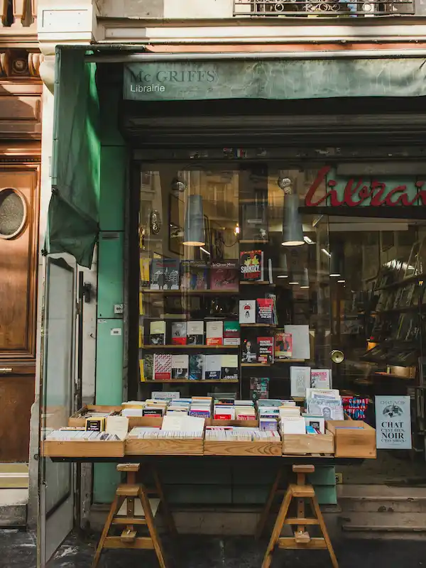 Vetrina di libreria francese con libri esposti su bancarelle di legno per imparare il francese