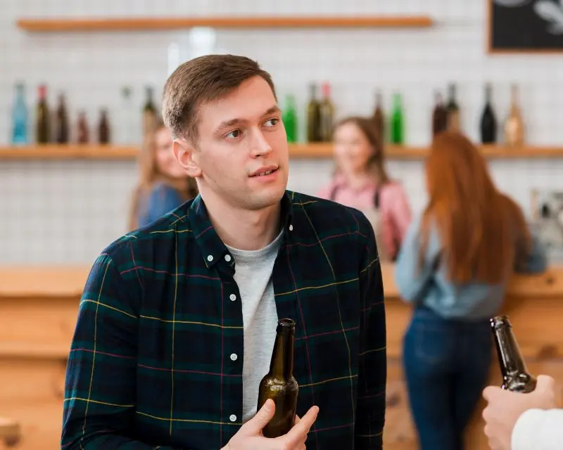 Un ragazzo giovane con una camicia a quadri si rende conto che non riesce a capire il tedesco, perché non si tratta di quello standard insegnato a scuola.