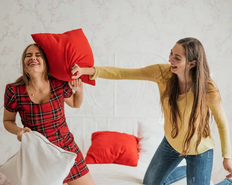 Dura giovani ragazze, una con un abito scozzese e una con una maglietta gialla, fanno la lotta con i cuscini. Una curiosità sulla Germania è che sarebbero meglio non si facessero male perché potrebbero dover pagare una multa.