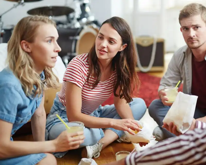Studenti italiani che stanno facendo l'anno all'estero in Germania fanno merenda e conversano in tedesco standard.