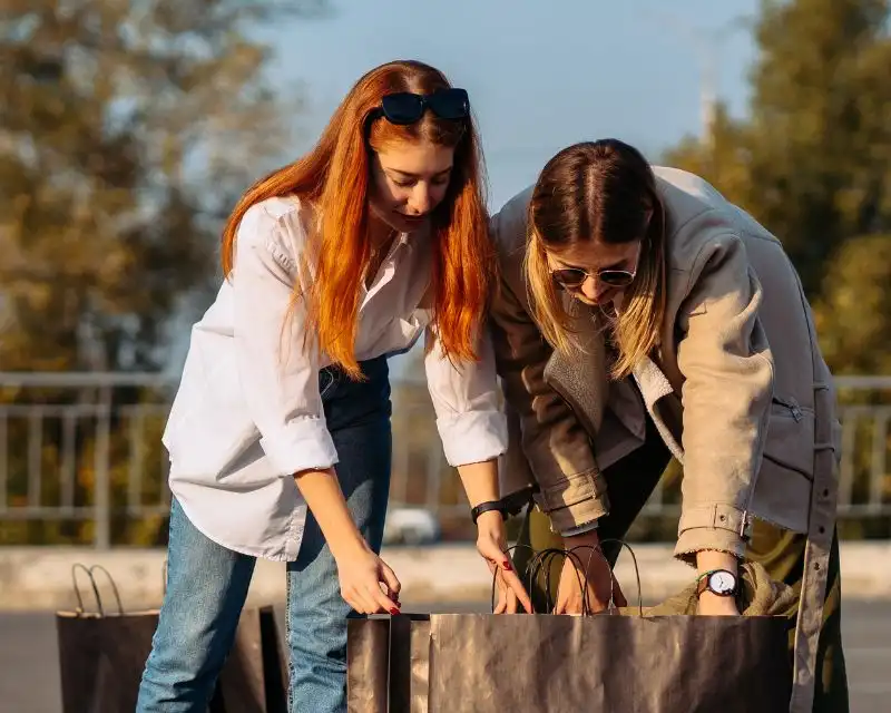 Due ragazze di 16 anni raccogliendo bottiglie per il vuoto a rendere. Secondo una curiosità della Germania, i tedeschi sono bravissimi a farlo.