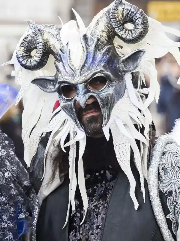 Uomo mascherato da Kampus, uno dei demoni del Natale caratteristici della tradizione tedesca.