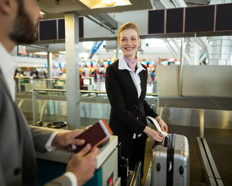 Passeggero al banco check-in aeroporto: come fare il check in online e risparmiare tempo