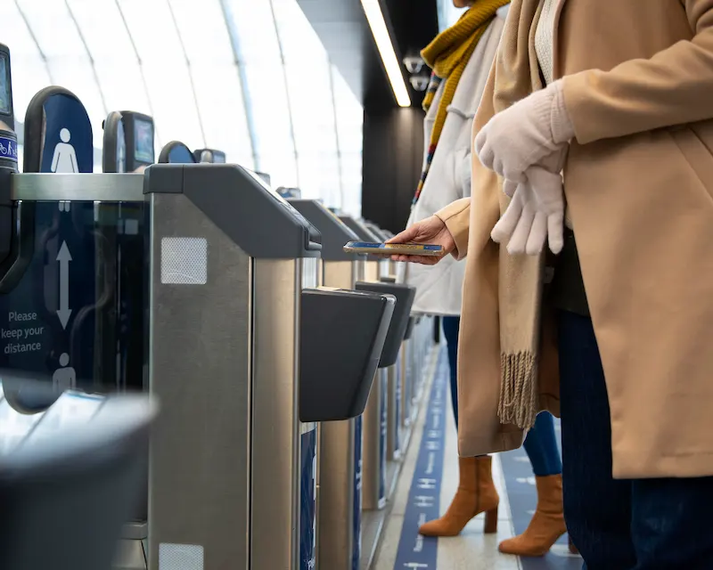 Passeggera in aeroporto dopo il check in online scansiona lo smartphone ai controlli di sicurezza.