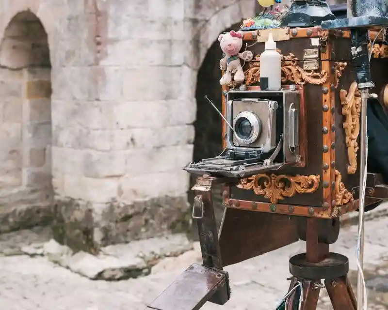 Macchina fotografica dei primi del '900. Una curiosità sulla Francia è che è stata la fotografia nacque proprio qui.