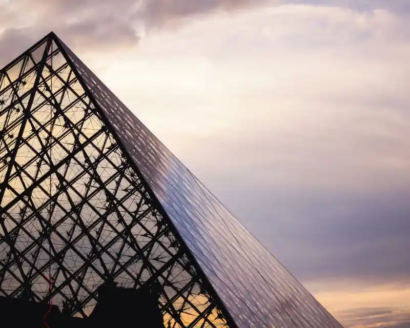 Vista del museo del Louvre: una visita è d'obbligo per scoprire tante curiosità sull'arte francese (e non solo).