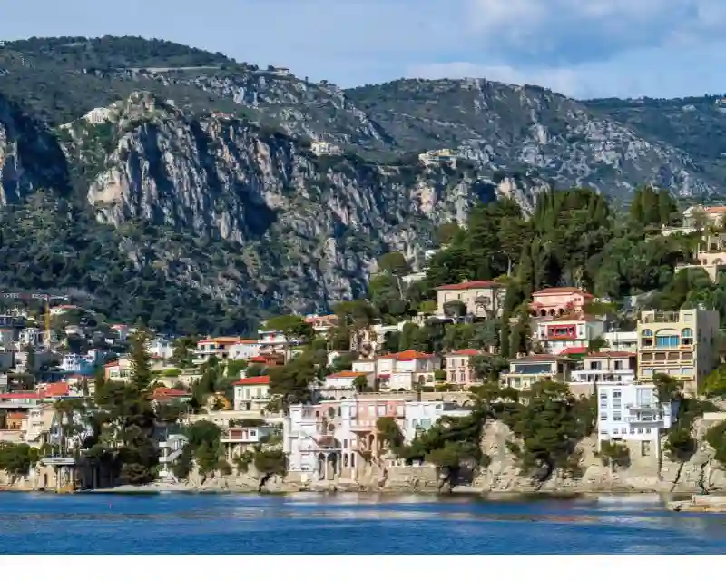 Vista della Costa Azzurra, che rientra tra i luoghi curiosità e interessanti della Francia da scoprire.
