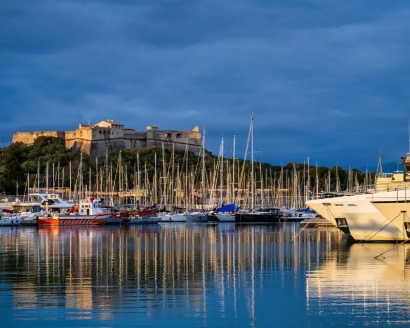 Barche in costa Azzurra, una delle località di mare francesi più note. Tra le curiosità sulla Francia c'è che ogni città ha caratteristiche singolari che la rendono unica per qualche motivo
