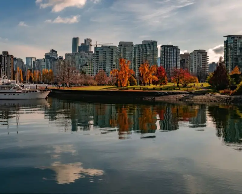 Paesaggio di una città canadesi in autunno. Una curiosità dei canadesi è che si offendono se li chiami americani.