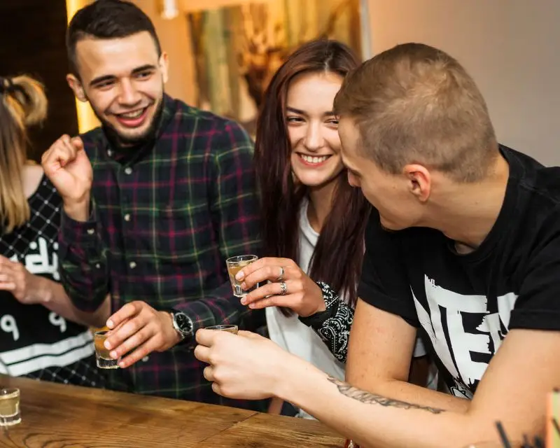 tre giovani stanno bevendo il Caesr, - una bevanda a base di succo di vongole molto amati dai canadesi, al punto da essere citata tra le curiosità sul Canada.