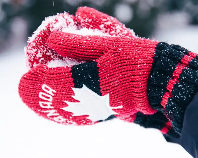 Guanti rossi con la scritta Canada e foglia di acero bianca, comprati in uno degli Stati del Canada.