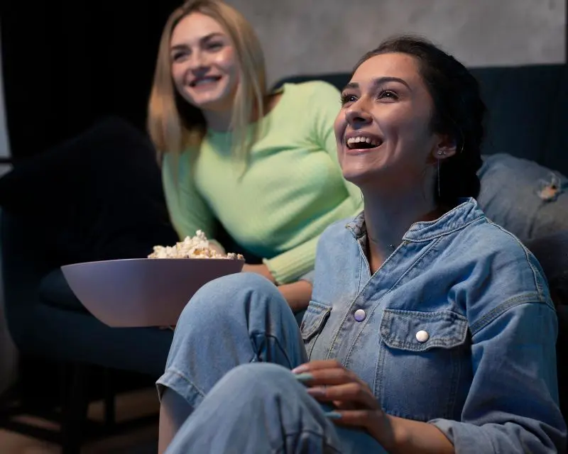 Due amiche si sono incontrate per vedere una serie TV in lingua originale, uno dei migliori modi per imparare l'inglese.