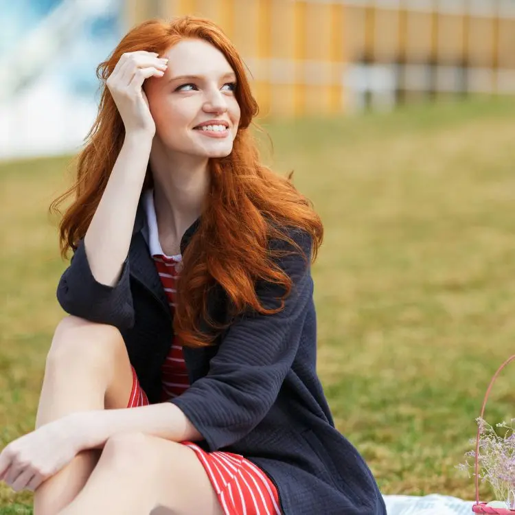 Ragazza sorridente con i capelli rossi naturali, una delle caratteristiche della cultura irlandese.