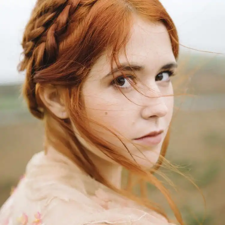 Ragazza con i capelli rossi, uno dei tratti caratteristici della cultura irlandese.