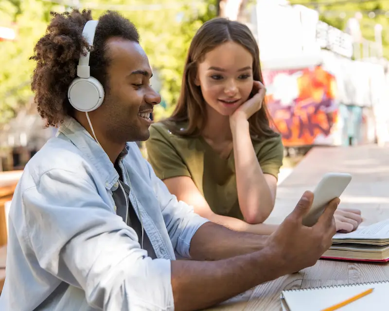 Due studenti che usano uno smartphone per conversare e imparare l'inglese con un'app