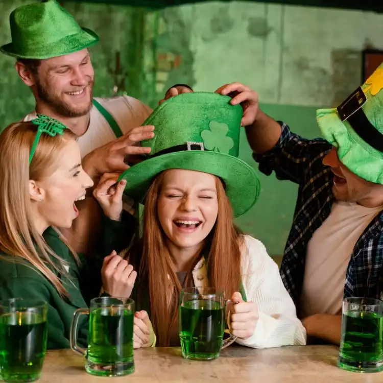 Una curiosità sull'irlanda è che il pub più antico del mondo nasce proprio qui: un gruppo di amici festeggia con la birra verde il giorno di an Patrizio.