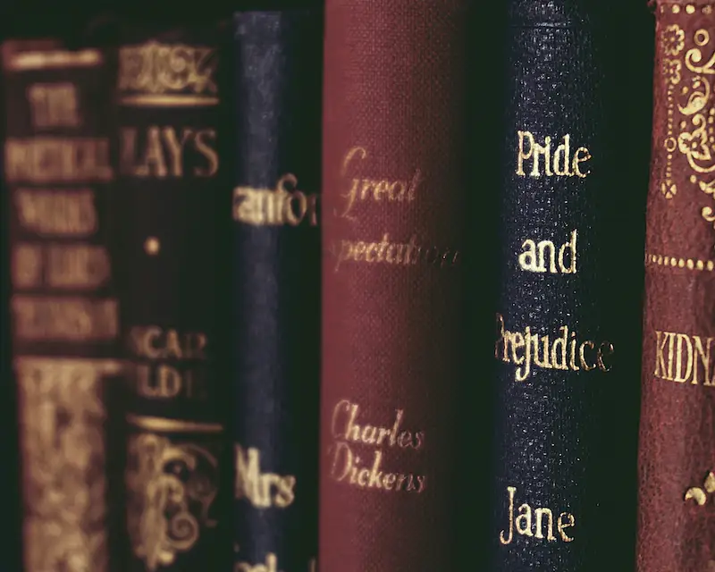 Dorsi di classici della letteratura inglese tra cui Great Expectations di Dickens e Pride and Prejudice di Jane Austen, libri in inglese per imparare la lingua