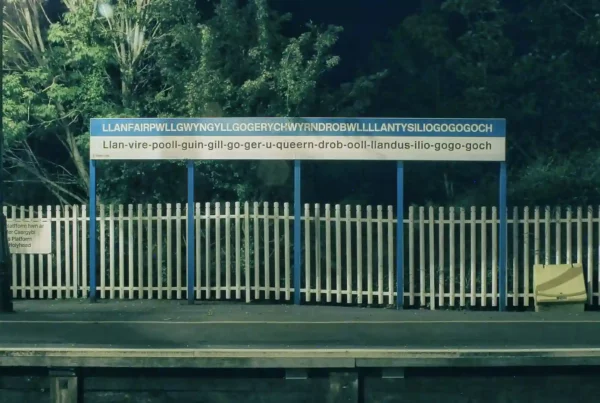 Cartello della stazione di Llanfairpwllgwyngyllgogerychwyrndrobwllllantysiliogogogoch, il nome di paese più lungo del mondo, in Galles