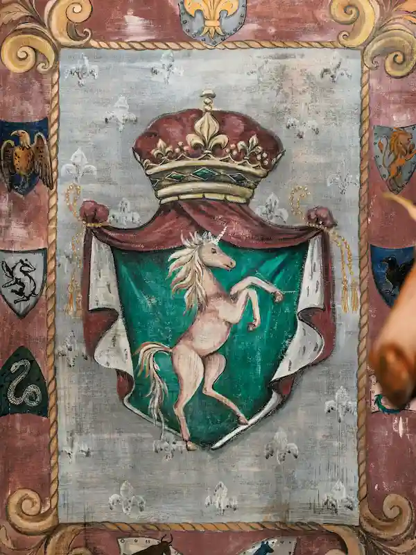 Stemma araldico medievale con unicorno rampante e corona reale — curiosità sulla Scozia, l'animale nazionale