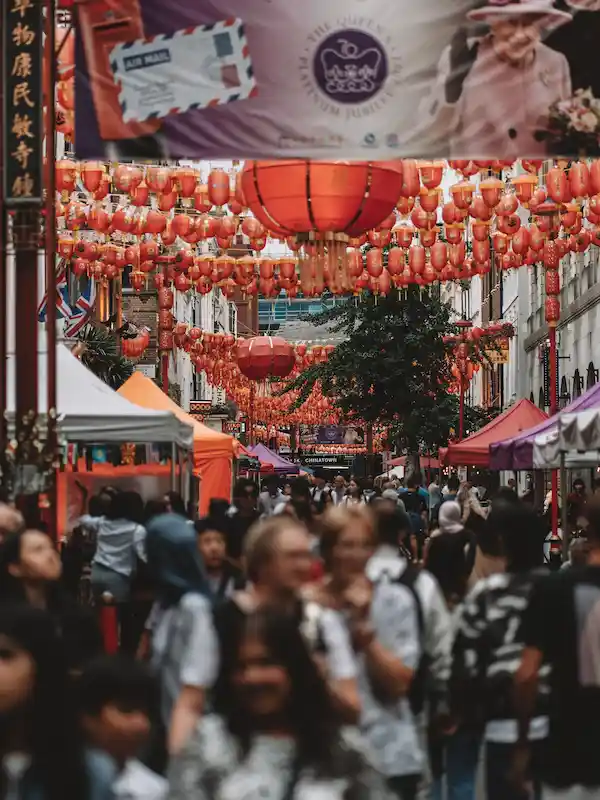 Chinatown a Londra durante le celebrazioni, simbolo della multiculturalità e delle tante culture inglesi che convivono nella capitale cosmopolita