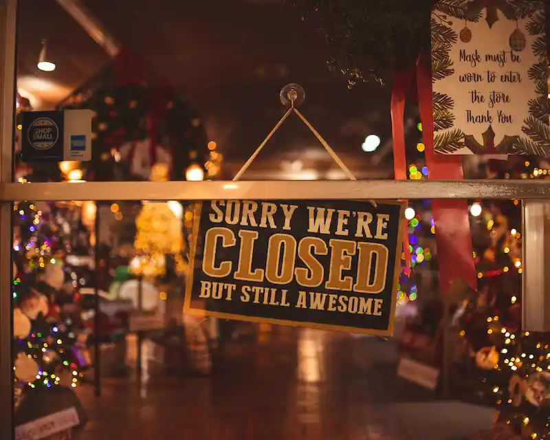 Un negozio chiuso per bank holiday in Inghilterra durante il periodo natalizio: insegna "Sorry we're closed but still awesome"
